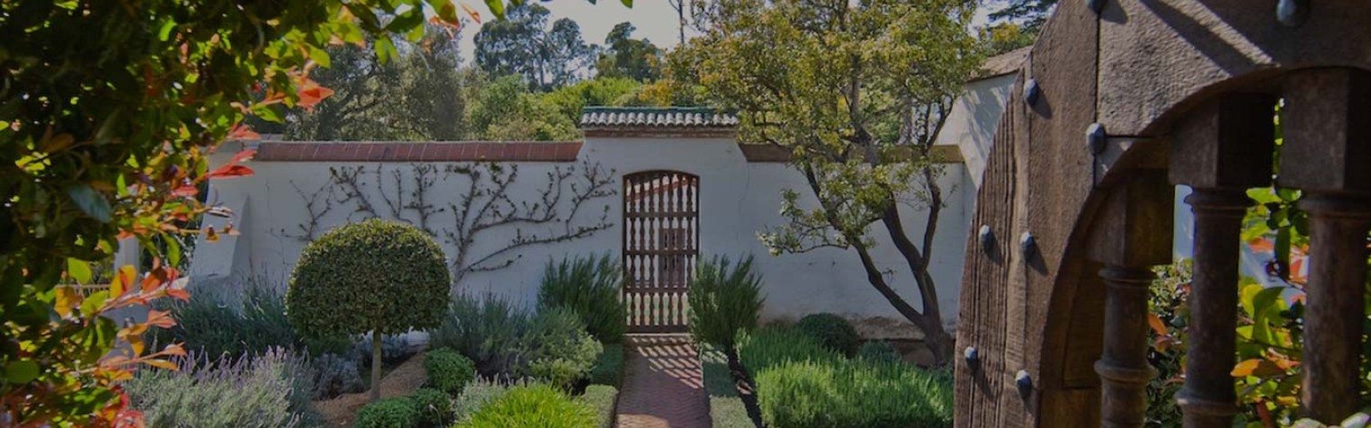 The walking path to casa del herrero, House of the Blacksmith.