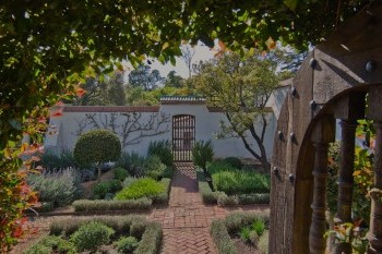 The walking path to casa del herrero, House of the Blacksmith.